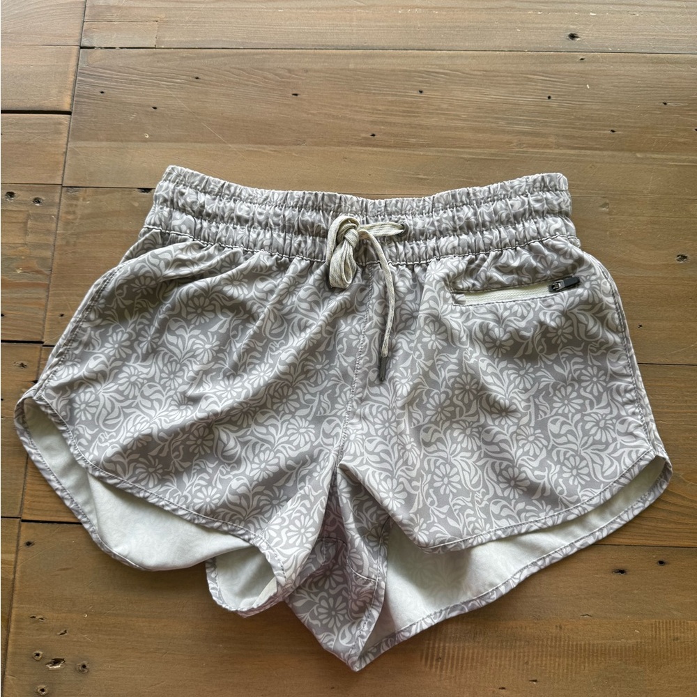 Vuori Clementine 2.0 Short 2.5” Grey Floral